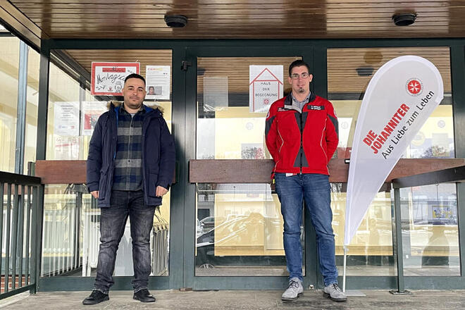 Mitarbeiter Jndi Maho und Göttinger Dienststellenleiter Stephan Siebold stehen am Eingang zum Haus der Begegnung in Bad Lauterberg.