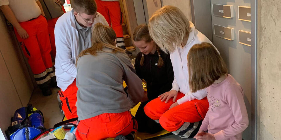 Johanniter versoren ein junges Mädchen