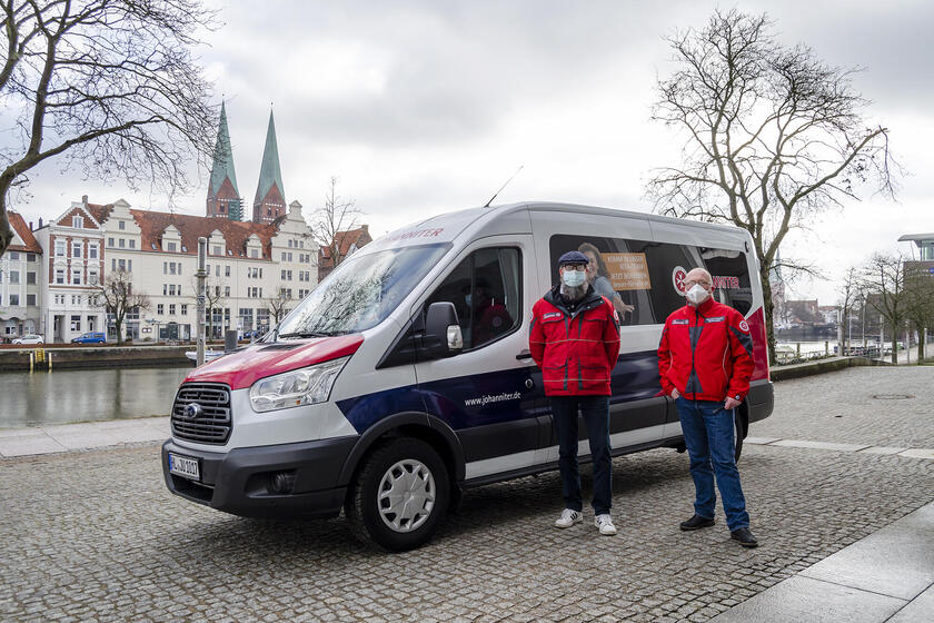 Der Johanniter-Fahrdienst bringt mobilitätseingeschränkte Menschen ab 80 Jahren zum Impfzentrum.