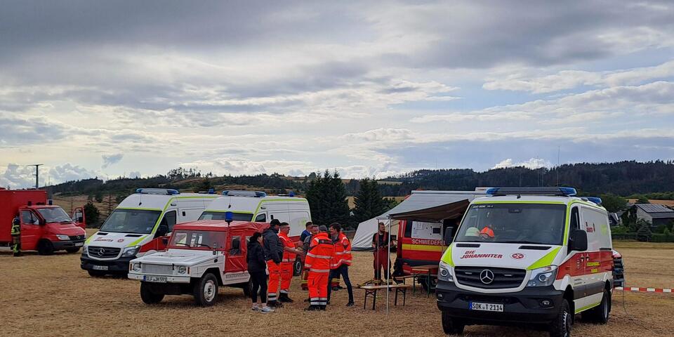 Fahrzeuge und Einsatzkräfte der Johanniter-Unfall-Hilfe beim Einsatz.
