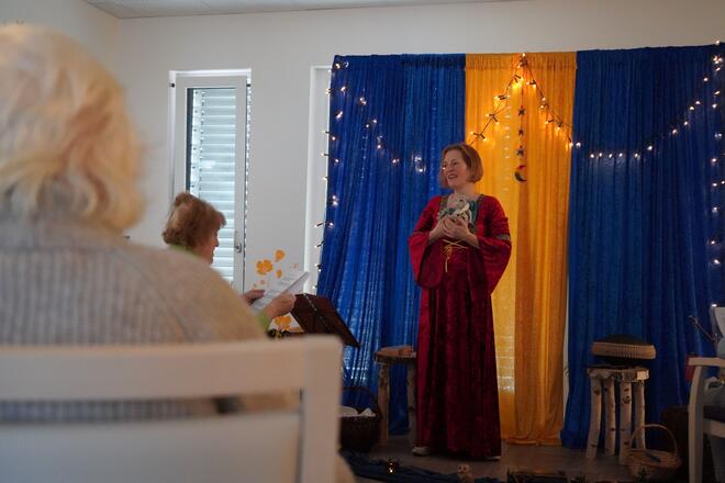 Die Tagespflege erhielt märchenhaften Besuch von Märchenerzählerin und Sozialpädagogin Eva Maria Zepf.
