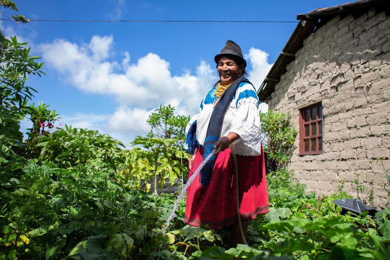 Indigene Kleinbäuerin in Ecuador
