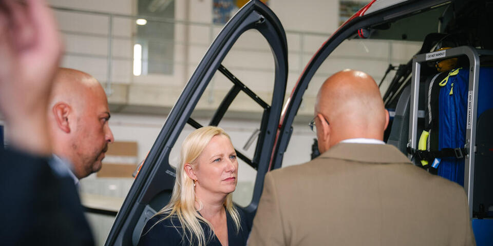Staatsministerin Stolz beim Hubschrauber.