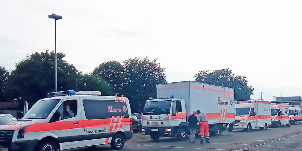 Ein Konvoi aus Johanniter-Fahrzeugen