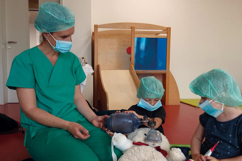 Die Kinder fanden es sehr interessant ihre Kuscheltiere zu behandeln.