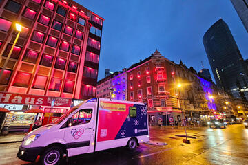 Der Johanniter-Pflasterlaster im Frankfurter Rotlichtviertel bei Nacht.