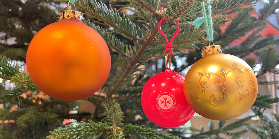 Weihnachtskugeln an einer Tanne