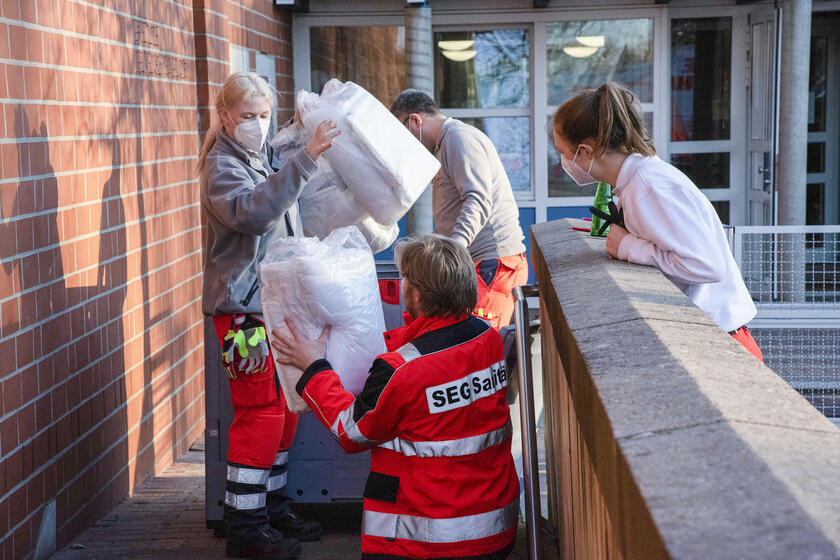 Aufbau einer Notunterkunft in Ahrensburg