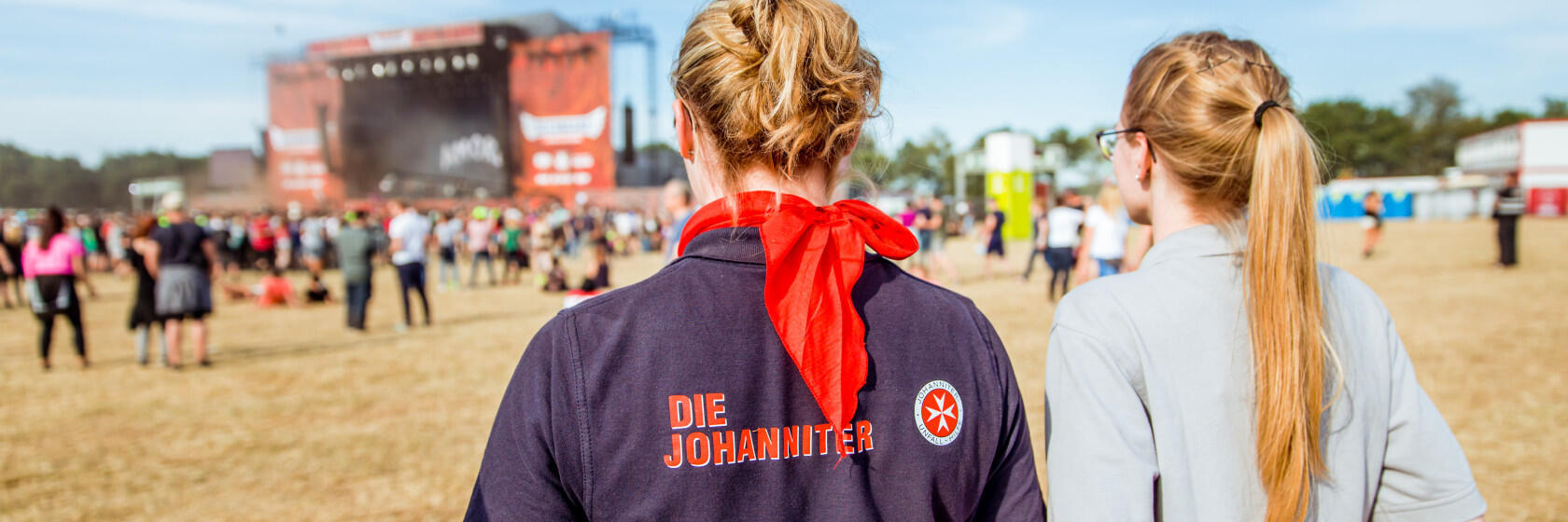 Zwei Helferinnen der Johanniter beim Deichbrand-Festival.