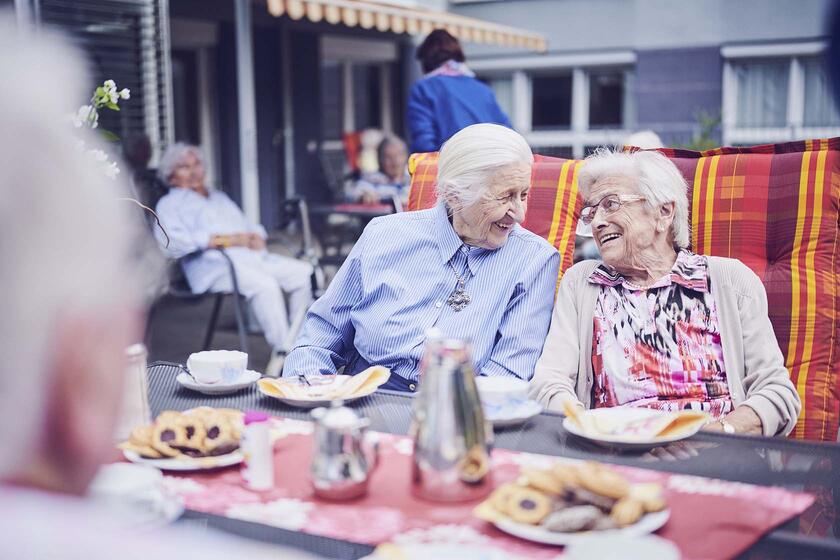 Bewohnerinnen beim Kaffee trinken auf der Terasse