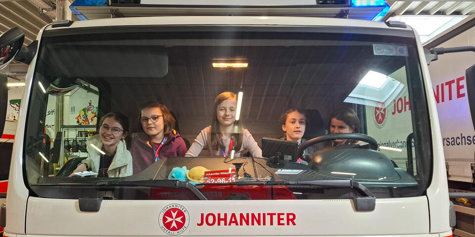 Kinder im Cockpit eines Gerätewagens