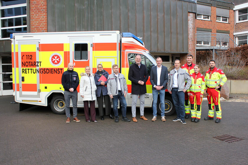 Johanniter und Johanniter Einsatzkräfte vor dem Rettungswagen, Ascheberg
