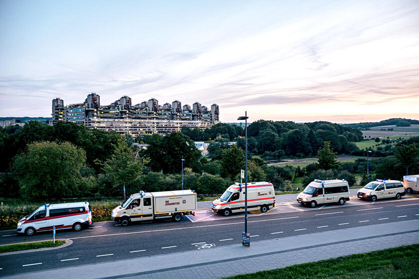 Einsatzfahrzeuge der Johanniter mit dem Aachener Klinikum im Hindergrund 