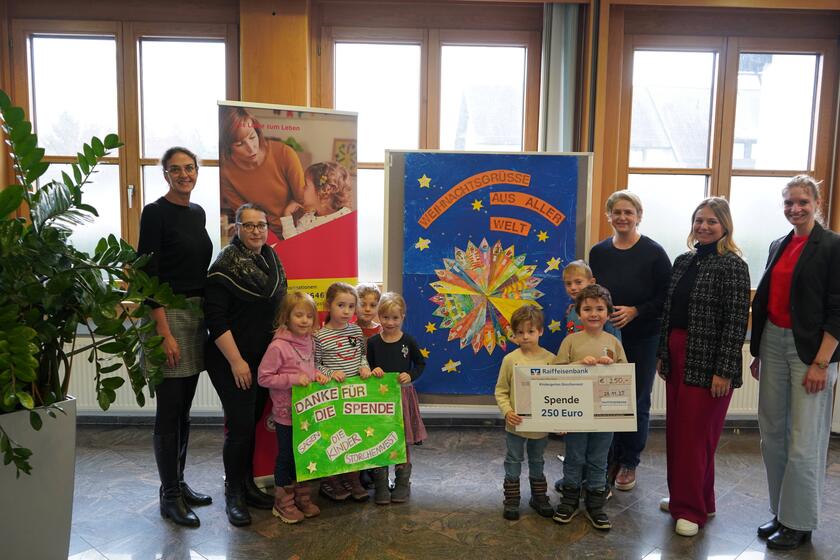 Präsentation der Deko und des Spendenschecks