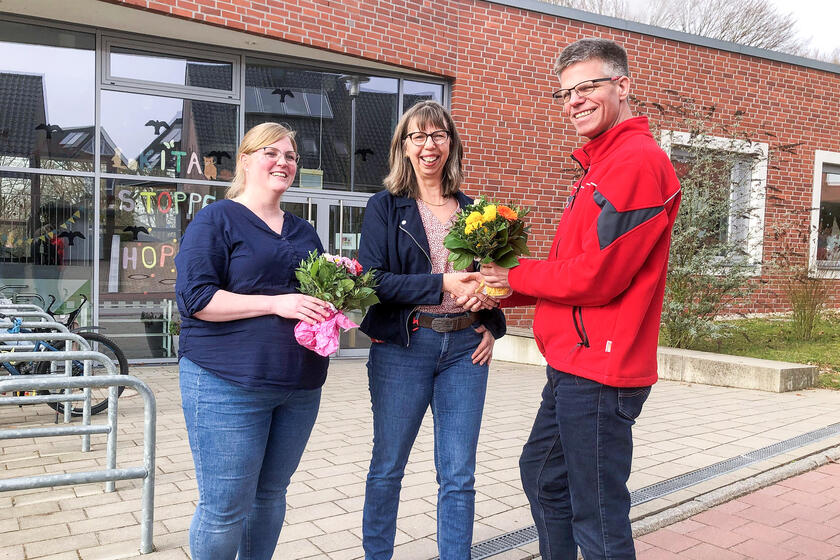 Wechsel in der Kita Stoppelhopser: Peter Küpper (rechts) verabschiedet Jennifer Schröder (links) in den Mutterschutz und begrüßt Ilka Lambke (Mitte).