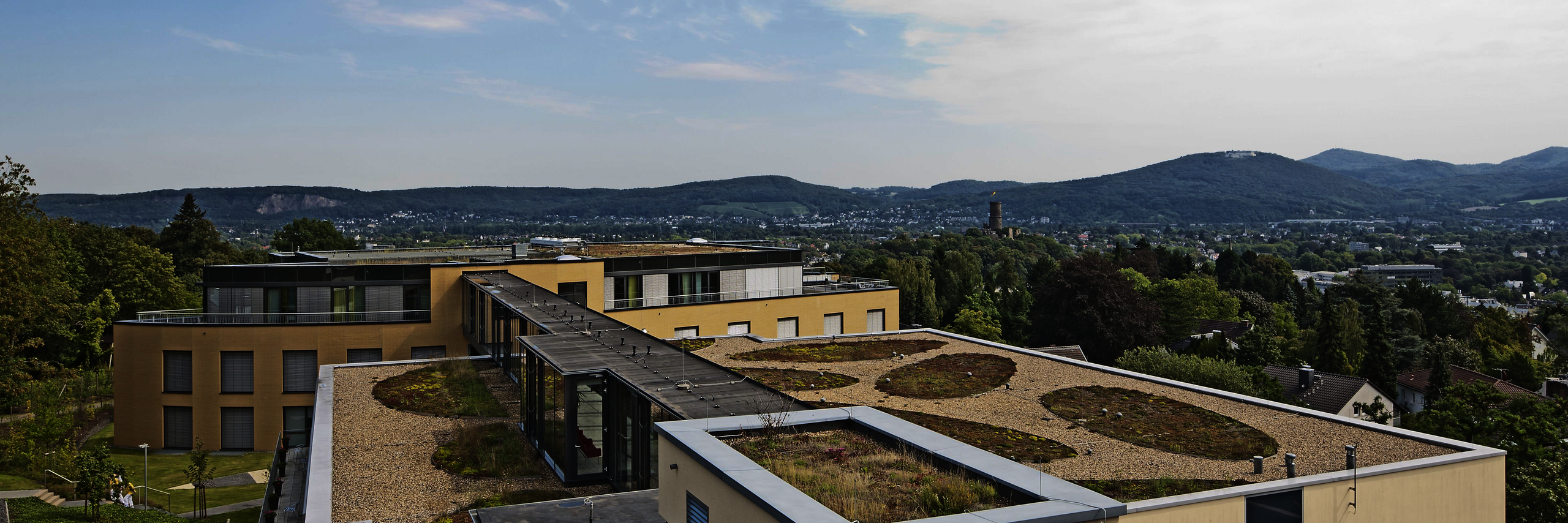 Ausblick von oben über die Dächer der Klinik Richtung Siebengebirge