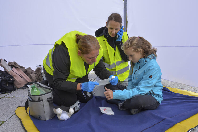 Zwei Kinder hatten sich beim Zirkusspielen verletzt. Ein Kind wollte seinen Spielkameraden auf den Schultern balancieren, dabei stürzten die beiden. Das Team aus Schwarzenbek hatte alle Hände voll zu tun, konnte aber die Sprunggelenksverletzung und die Wunde am Hinterkopf schnell versorgen.