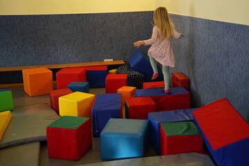 Kind spielt im Bewegungsraum der Muggelburg