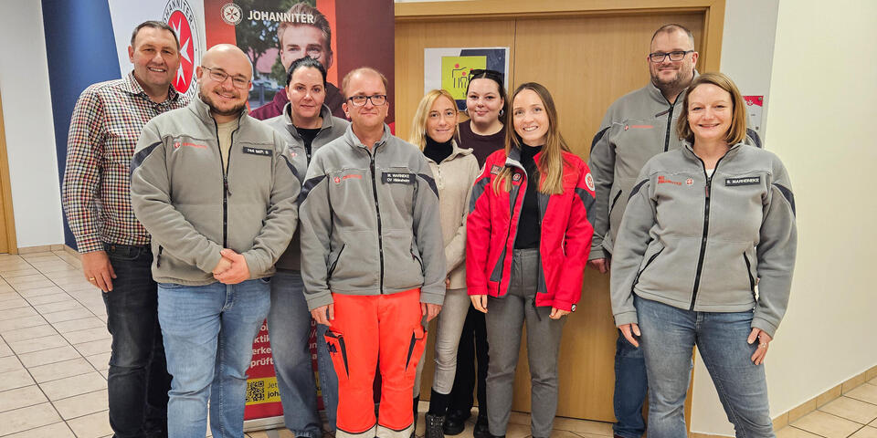 Eine Gruppe von Männern und Frauen in Johanniter-Kleidung