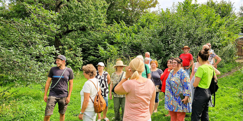 Menschen in einem großen Garten