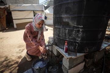 Frau wäscht sich die Hände.