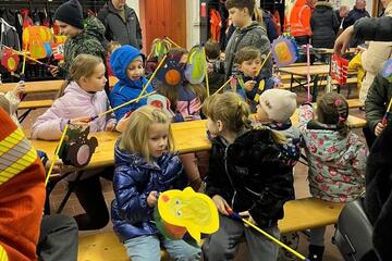Einige Kinder mit Laternen vor dem Start