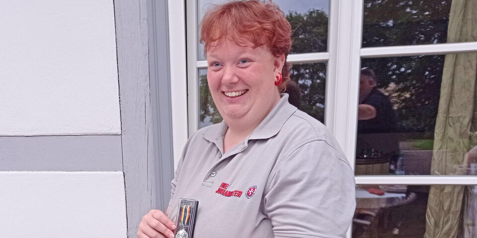 Eine Frau mit einer Medaille