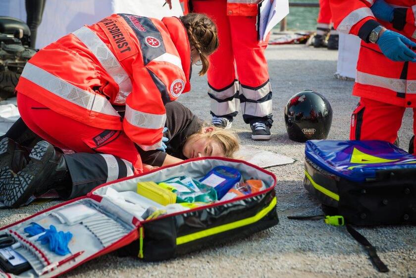 Johanniter-Rettungsteam im Einsatz nach Unfall.