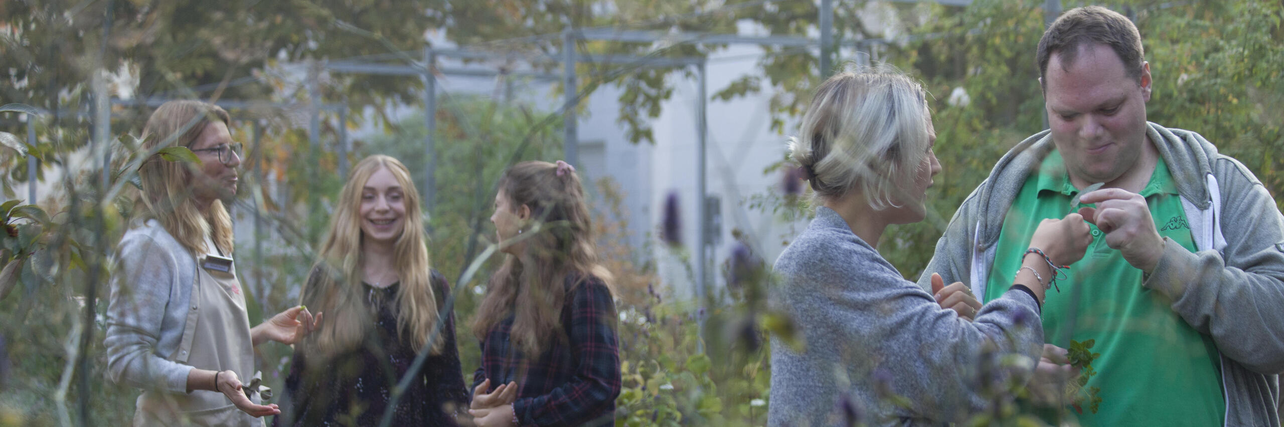 Patientinnen und Patienten im Kräutergarten der Klinik am Korso