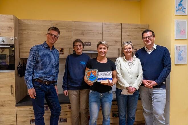 Kleine Hanseaten sind Kneipp-Kita Freuen sich über das Kneipp-Gütesiegel: Peter Küpper (Bereichsleiter), Monika Kock (2. Vorsitzende Kneipp-Landesverband Schleswig-Holstein und Hamburg), Tina Pötzl (Leiterin Kleine Hanseaten), Sigrid Lindemann (1. Vorsitzende) und Yonathan Arnold, Mitglied im Regionalvorstand der Johanniter.