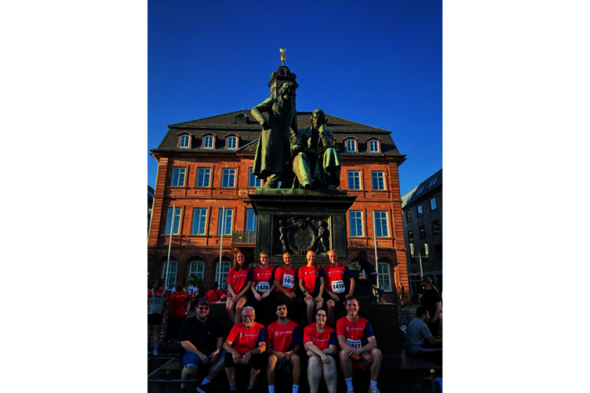 9 Johanniter vor der Brüder-Grimm-Denkmal auf dem Marktplatz Hanau