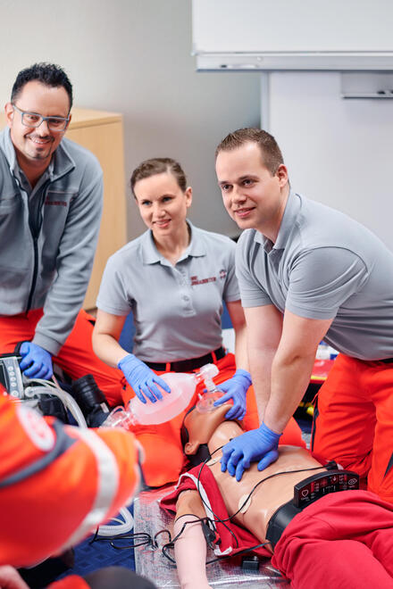 Mitarbeitende im Johanniter-Rettungsdienst bilden sich fort.