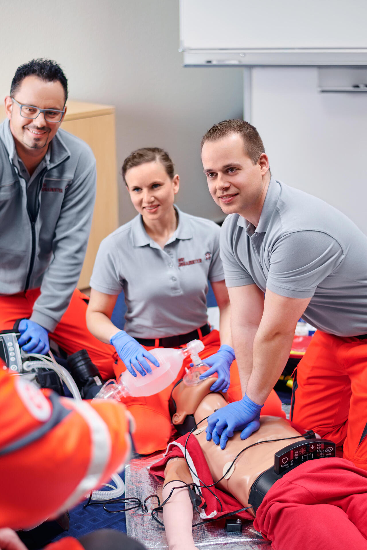 Mitarbeitende im Johanniter-Rettungsdienst bilden sich fort.
