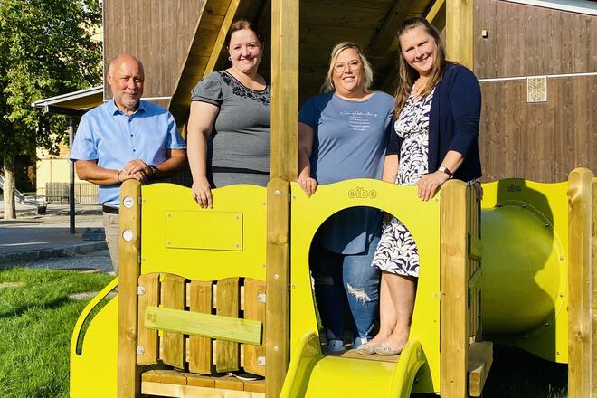 Gruppenfoto v.l.n.r.: Bürgermeister Stefan Scheibenzuber, die Kinderpflegerinnen Silvia Gebhart und Miriam Hempel und Einrichtungsleitung Brigitte Fröschl freuen sich auf die bevorstehende Eröffnung.