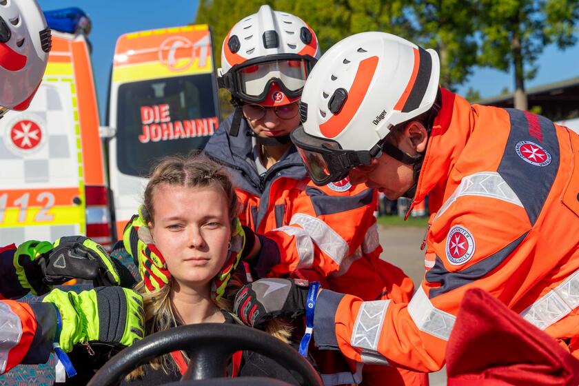 Bei der Rettungsübung ging es darum, eine Person aus einem Auto zu bergen. Das Wichtigste dabei: schonend und mit möglichst wenig Erschütterung vorgehen. Das Bad Oldesloer Team meisterte diese Übung langsam, aber mit Bravour.