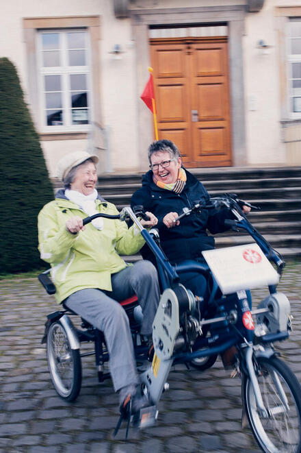 Zwei Damen auf einem Doppelfahrrad in Gronau