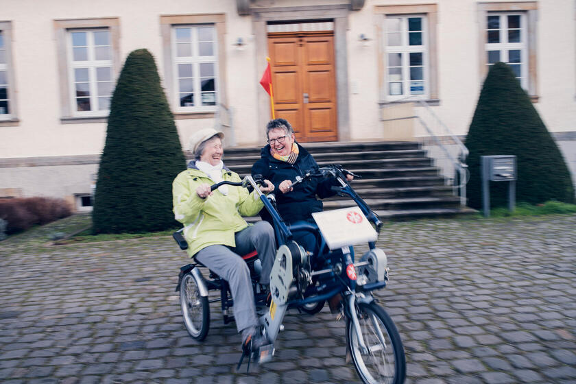 Zwei Damen auf einem Doppelfahrrad in Gronau