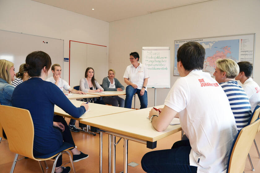 Nachbarschaftshilfekurse der Johanniter Das Angebot der Nachbarschaftshilfekurse richtet sich an Privatpersonen ohne fachliche Ausbildung, die Pflegeversicherte im Alltag unterstützen möchten.