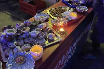 Mit gruseliger Deko, Musik und Snacks entstand eine fröhliche Halloween-Stimmung, die viele Besucherinnen und Besucher begeisterte.