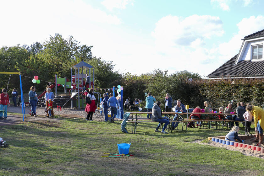 Ein buntes Fest bei sonnigem Wetter wartete auf die Gäste beim zehnjährigen Jubiläum der Waldkita, die ihr Zuhause im Tangstedter Forst hat.