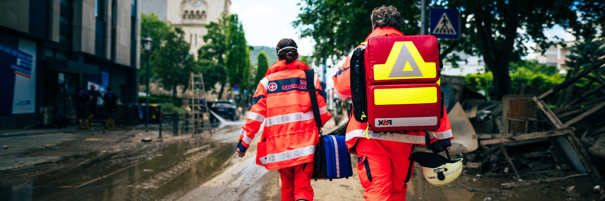 Johanniter mit Rettungsrucksack im Hochwassereinsatz.