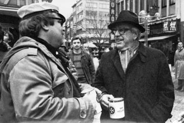 Der Kölner Schauspieler Willy Millowitsch sammelt im Jahr 1973 Spenden für die Johanniter-Unfall-Hilfe.