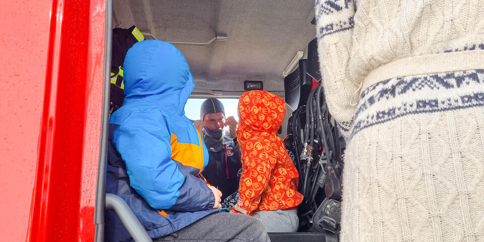 Kinder in einem Feuerwehrauto