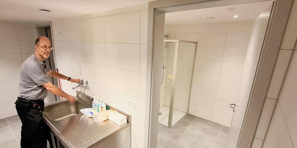 Wachleiter an Edelstahlspüle im Desinfektionsraum.