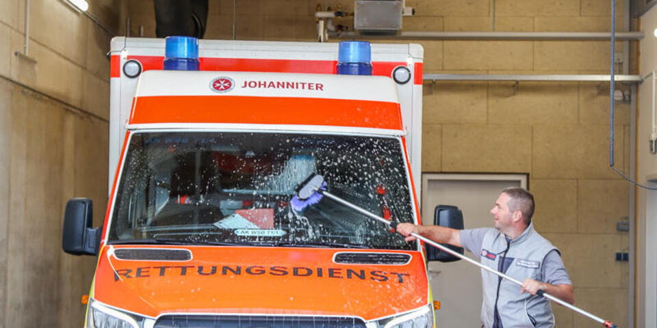 Rettungsdienst-Fahrzeug wird in Halle gereinigt