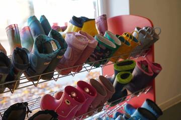Aufgereihte Gummistiefel in der KiTa Muggelburg