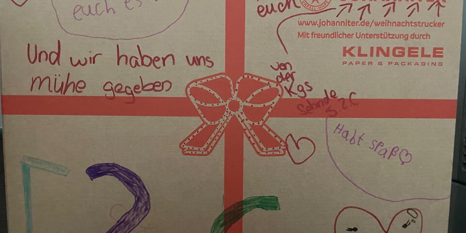 Ein Paket mit handschriftlichen Grüßen und Wünschen