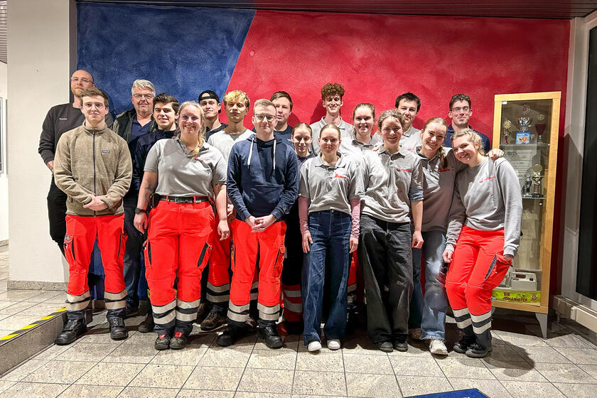 Eine Gruppe von Menschen teilweise in Rettungsdienstkleidung