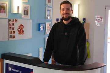 Empfangstheke beim Eingang der KiTa mit dem stellvertretenden Leiter Claudio Rupp