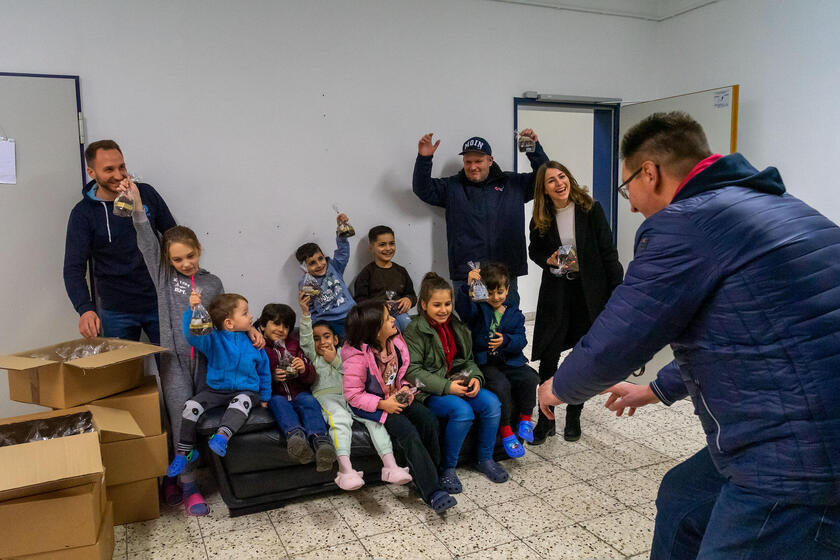 Spende für Gemeinschaftsunterkunft in Marli Die Leckereien sorgten für viel Freude besonders bei den Kindern, die derzeit in der Gemeinschaftsunterkunft, die von DRK und Johannitern gemeinsam betrieben wird, leben.
